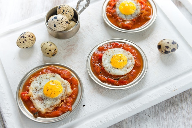 Omelet van kwartelseieren met tomatensaus