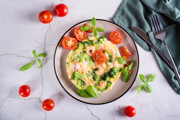 테이블에 있는 접시에 브로콜리와 새우를 넣은 오믈렛 Homemade Protein Meal Top view