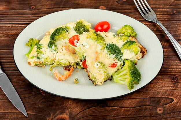 写真 調理されたエビと野菜のオムレット