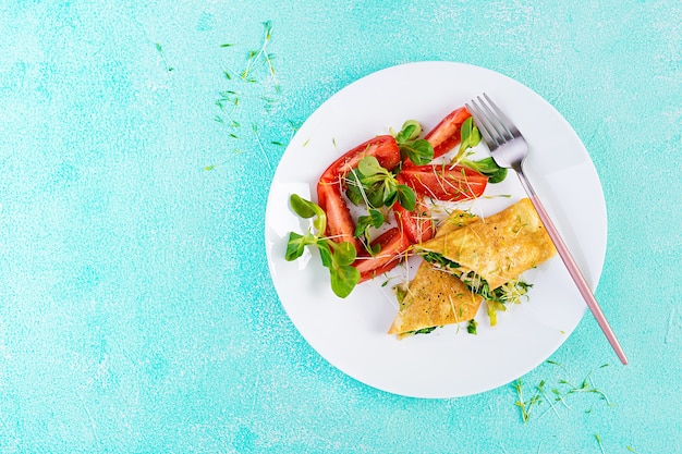 Omeletbroodjes op een bord