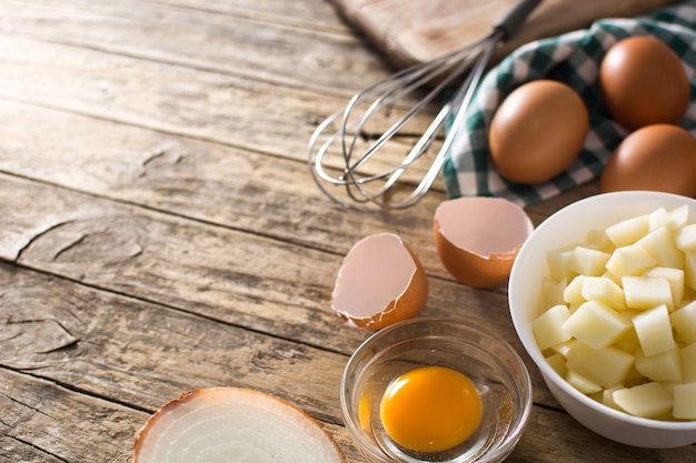 Omeletingrediënten op houten lijst