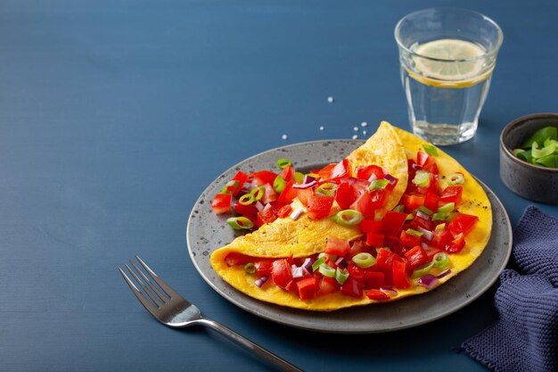 Photo omelette with tomato bell pepper onion chili and cheese healthy breakfast