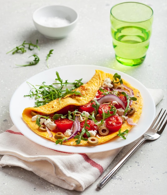 Foto frittata con pomodoro formaggio feta cipolla e rucola sana dieta cheto colazione a basso contenuto di carboidrati