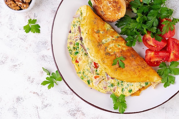 Photo omelette with tomatoes cheese and red onion on white plate frittata italian omelet top view flat lay