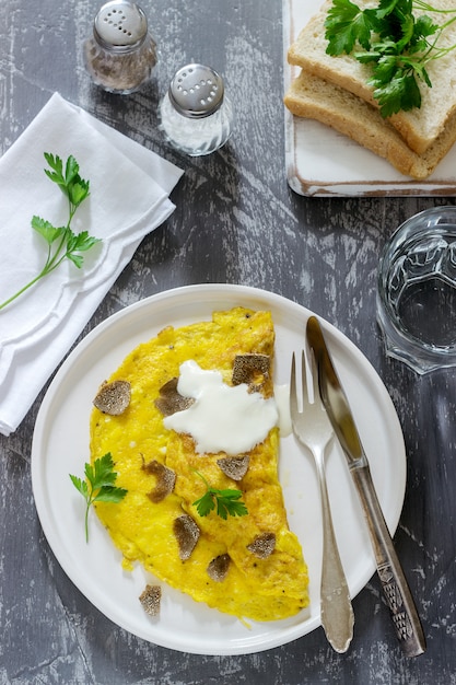 Frittata con tartufo e prezzemolo, servita con panna acida