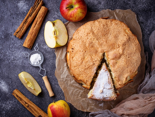 Foto torta di mele fatta in casa. cibo confortevole vista dall'alto