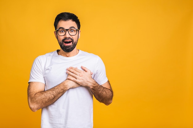 OMG! Het is ongeloofelijk! Portret van knappe jonge man camera kijken terwijl geïsoleerd op gele achtergrond.