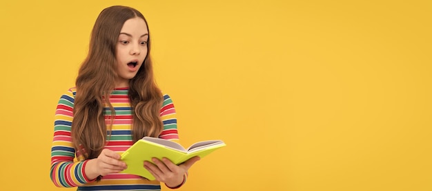 OMG Шокированный ребенок читает книгу Школьное образование Сохраняйте спокойствие и читайте книгу Баннер школьницы ученицы Портрет ученицы школьницы с копией пространства