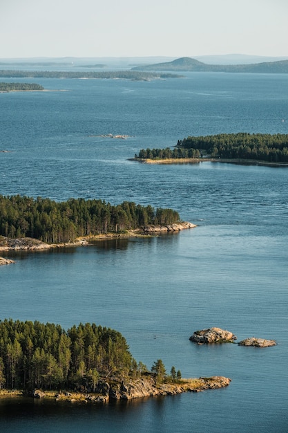 Omgeving van de Karelische stad Kandalaksha in de zomer