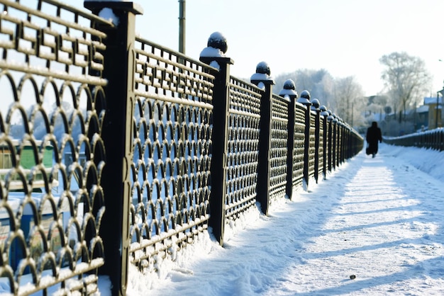 Omheining bedekt sneeuw winterpark