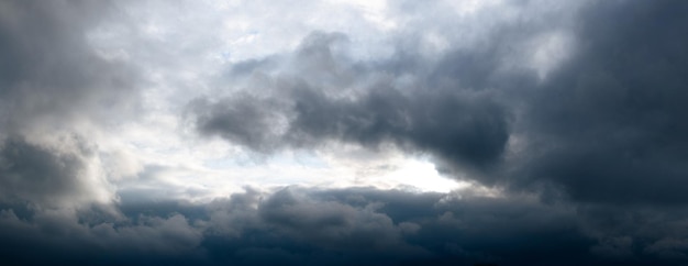 暗い雲のある不吉な空 暗い嵐の雲が空を覆った