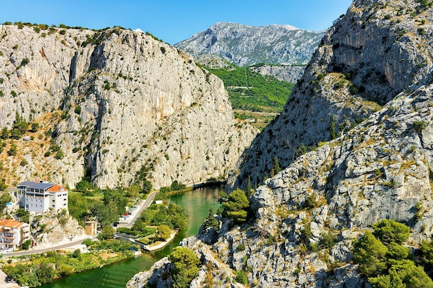 Городок Omis с холмами и рекой Cetina, Далмацией, Хорватией, Европой