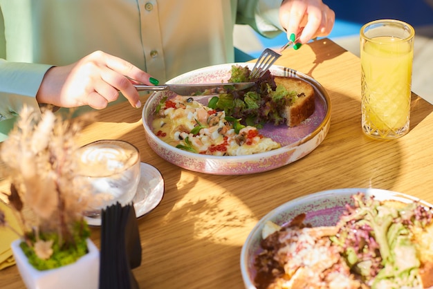 Omlet met champignons in een pan op een betonnen achtergrond fritata is een Italiaans ontbijtgerecht