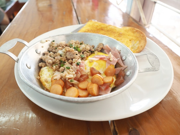 Omlette en plak brood op schotel plaat.