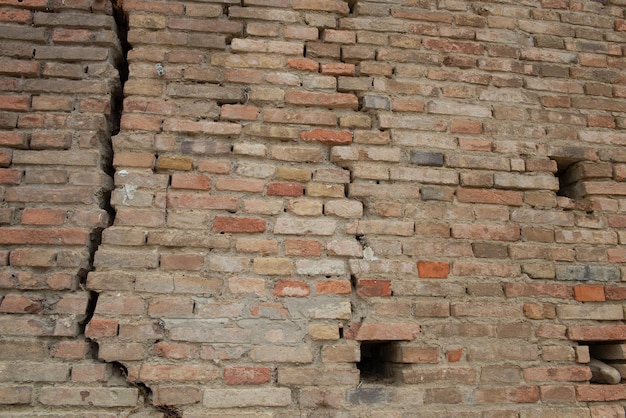 Omliggende muren van een oud gebouw