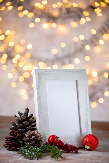 Omlijsting met de textuur van Kerstmiskerstmis van pijnboompitten feestelijk op pastelkleurenachtergrond