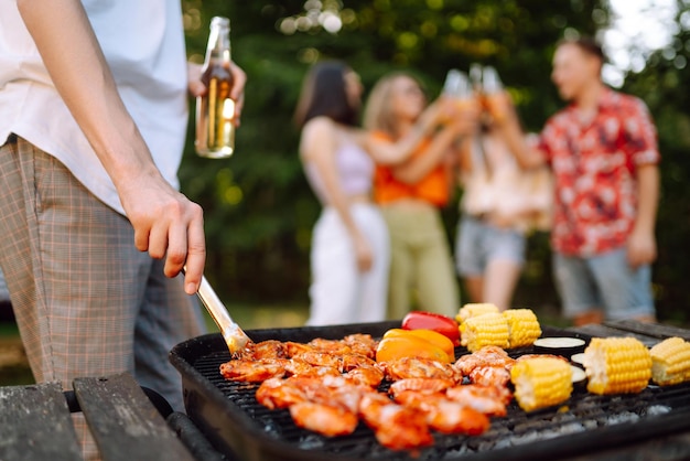 Foto ompany van mensen die een bbq-feest houden in het zomerpark lifestyle vakantie weekend vrije tijd concept