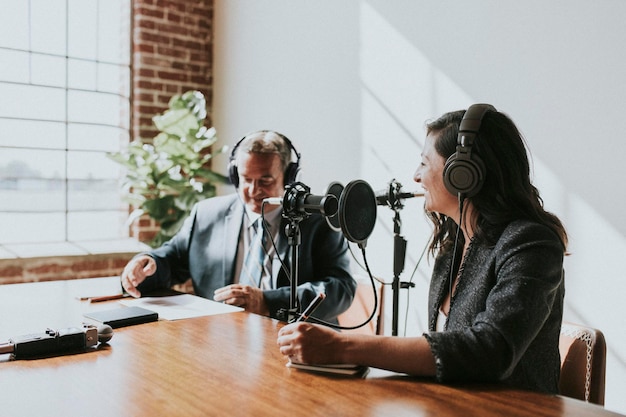 Foto omroepster interviewt haar gast in een studio