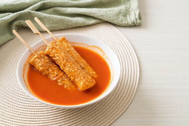 Photo omuk korean fish cake skewer in korean spicy soup