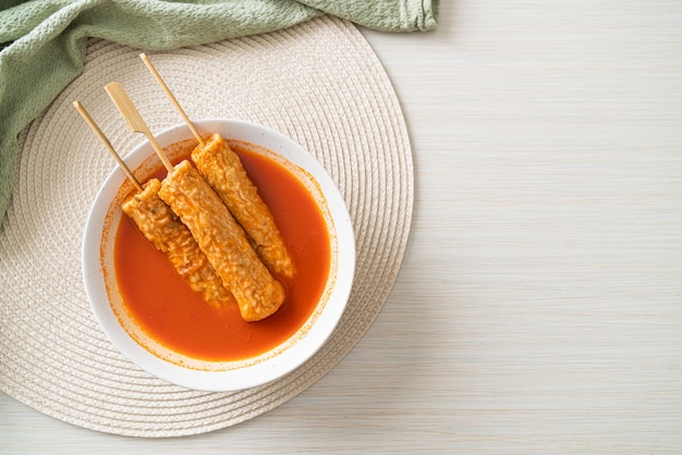 Photo omuk korean fish cake skewer in korean spicy soup