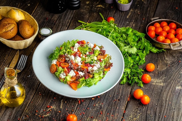Фото На тарелке, салат с сыром, печеный перец, зелень, овощи, соус