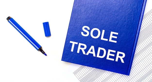 На белом фоне сообщает синяя ручка и синяя тетрадь с текстом sole trader бизнес-концепция баннер