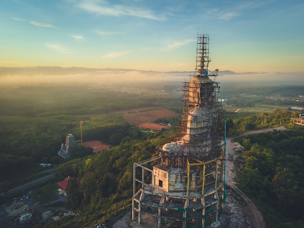 写真 山の頂上に大きな仏像が建てられています