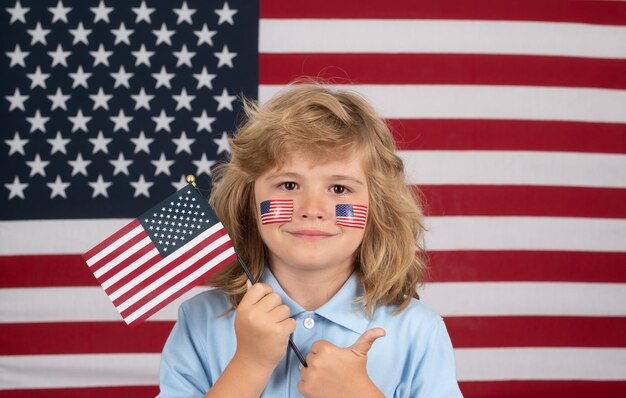 Onafhankelijkheidsdag juli kind met amerikaanse vlag amerikaanse vlag op kinderwang vrijheid en indepen