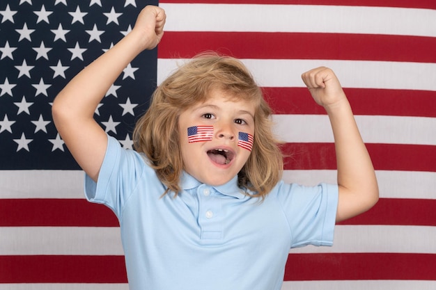 Onafhankelijkheidsdag van juli kind met Amerikaanse vlag Amerikaanse vlag op kinderwang Amerikaans kind