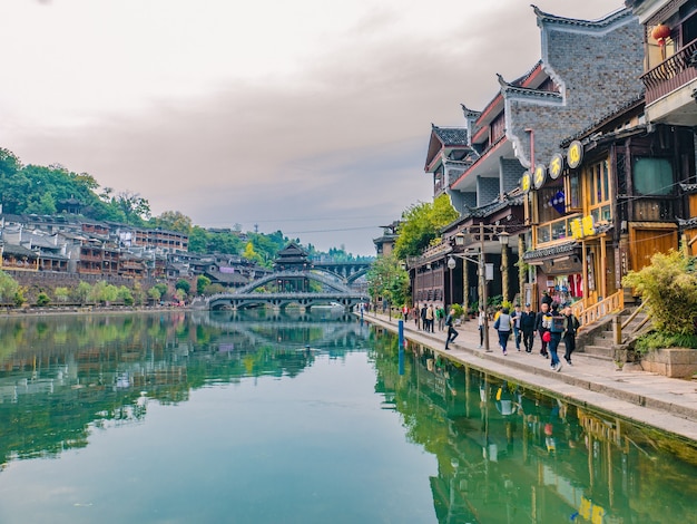 Onbekend met uitzicht op het landschap van de oude binnenstad van Fenghuang