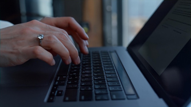 Onbekende directeur typen toetsenbord op kantoor close-up Vrouw handen werken laptop