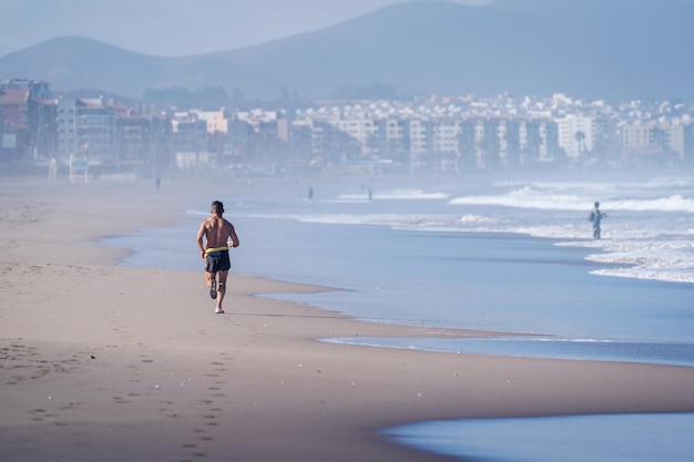 onbekende fitte persoon die op het strand van La Serena Chile rent