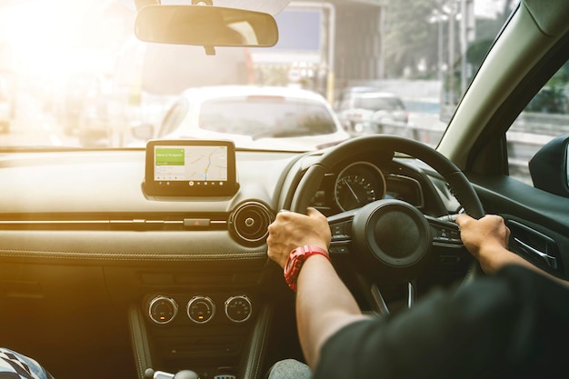 Onbekende man handen rijdende auto met GPS-navigatie