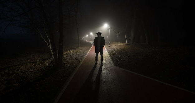 Onbekende man in een mistig nachtpark