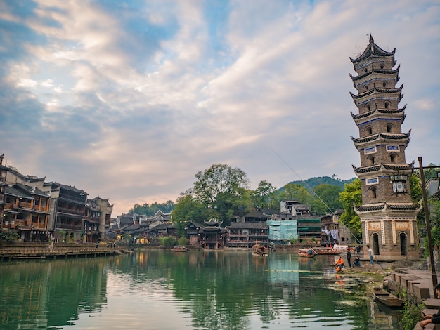 Onbekende mensen met landschap uitzicht op de oude stad fenghuang. De oude stad Phoenix of Fenghuang County is een graafschap van de provincie Hunan, China