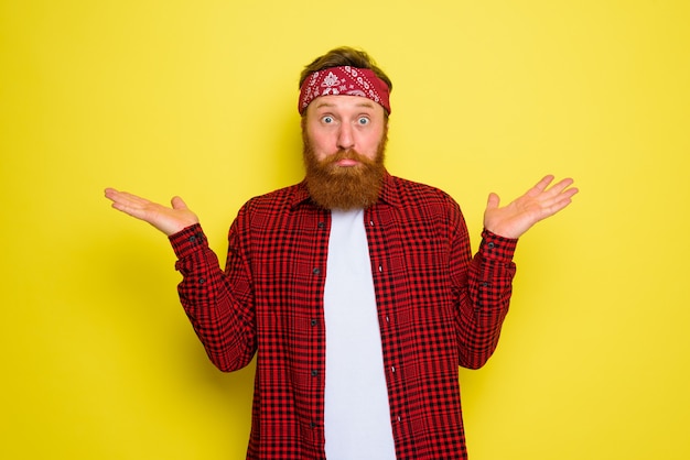 Onbesliste man met baard en bandana in hoofd