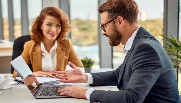 Photo onboarding new employee female manager explaining on laptop in office