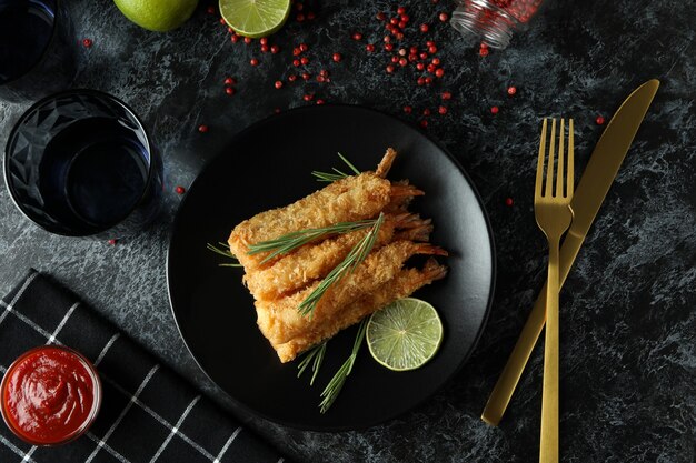 Ã Oncept van lekker eten met gefrituurde garnalen op donkere tafel