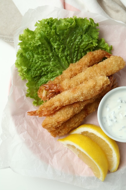 Сoncept van lekker eten met gefrituurde garnalen op witte achtergrond