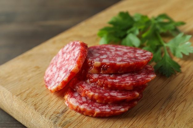 Ã Oncept van lekker eten met salami worst op houten achtergrond