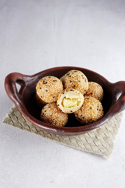 Onde onde Indonesische traditionele snack gemaakt van kleefrijstmeel gevuld met mungbonenpasta