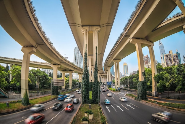 Onder de verhoogde weg in shanghai