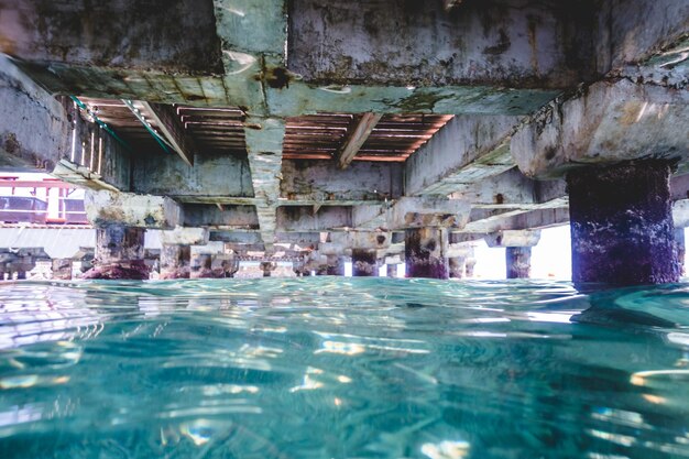 Foto onder een pier met pijlers en structuur