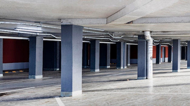 Onder het woongebouw bevindt zich een ondergrondse parkeergarage. Een plek voor het parkeren en opslaan van persoonlijke voertuigen van bewoners van een gebouw met meerdere verdiepingen.