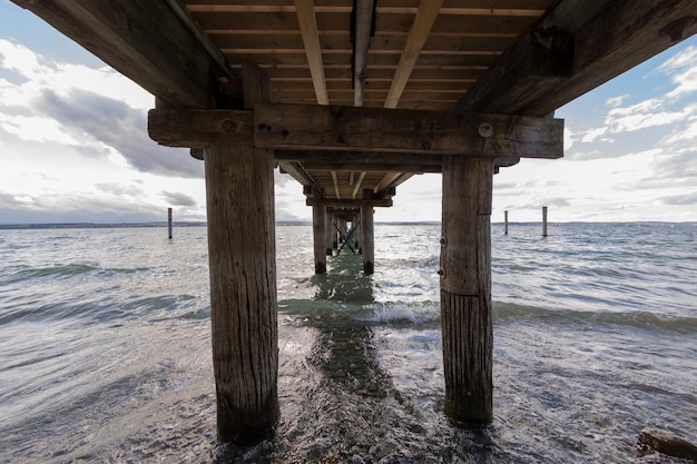 Foto onder uitzicht op de pier over de zee