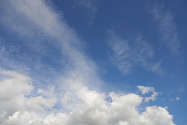 Onder weergave van wolken met kopie ruimte in een blauwe lucht in de zomer lage hoek van een natuur achtergrond copyspace cumulus wolken en zonneschijn genieten van een mooie middag en dag buiten in de frisse lucht