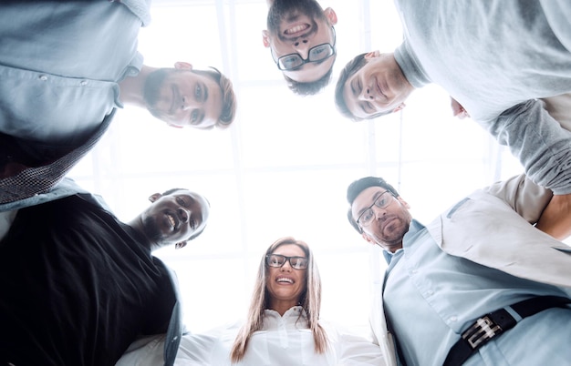 Onderaanzicht een groep jongeren staat samen en vormt een cirkel