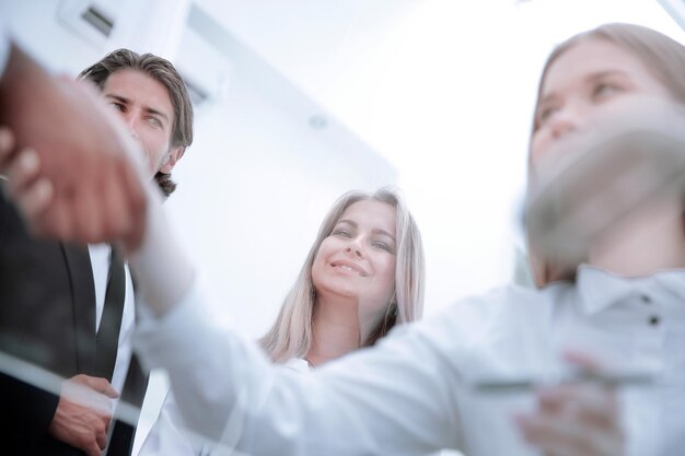 Onderaanzicht handdruk zakenvrouwen met een zakenpartner