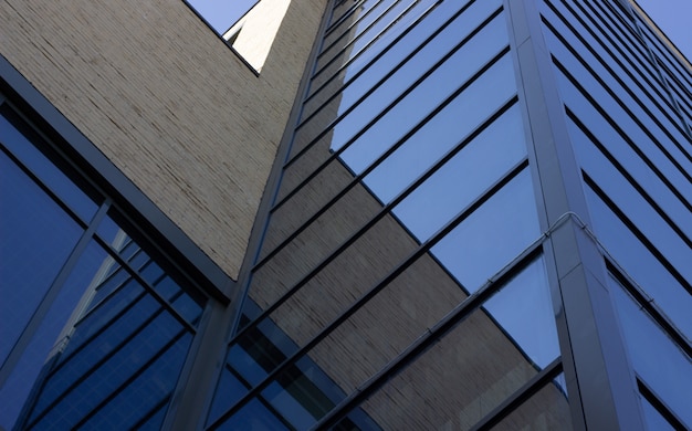 Onderaanzicht op modern gebouw met glazen ramen