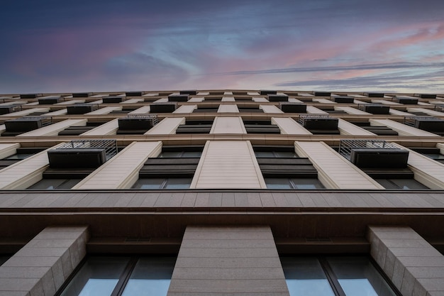 Foto onderaanzicht van de gevel van een modern flatgebouw met meerdere verdiepingen